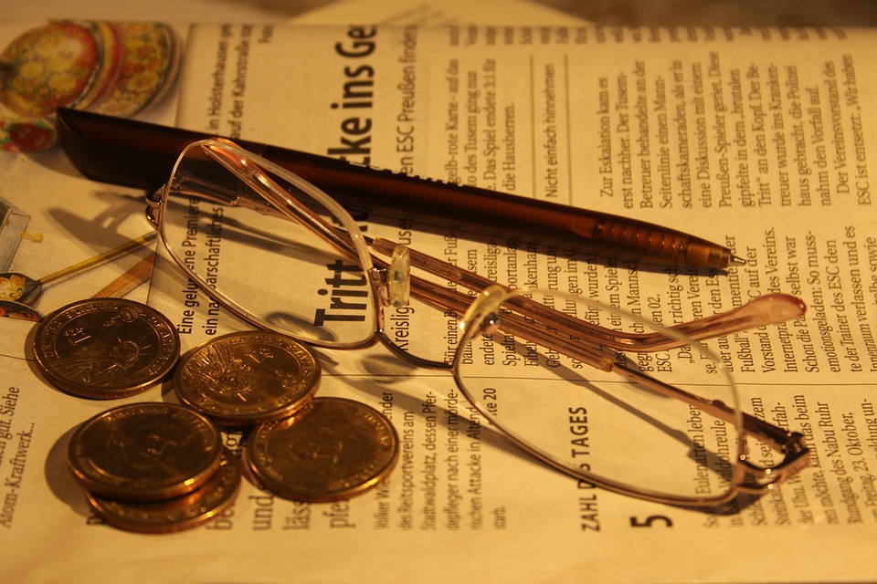 文章と眼鏡とペンと小銭